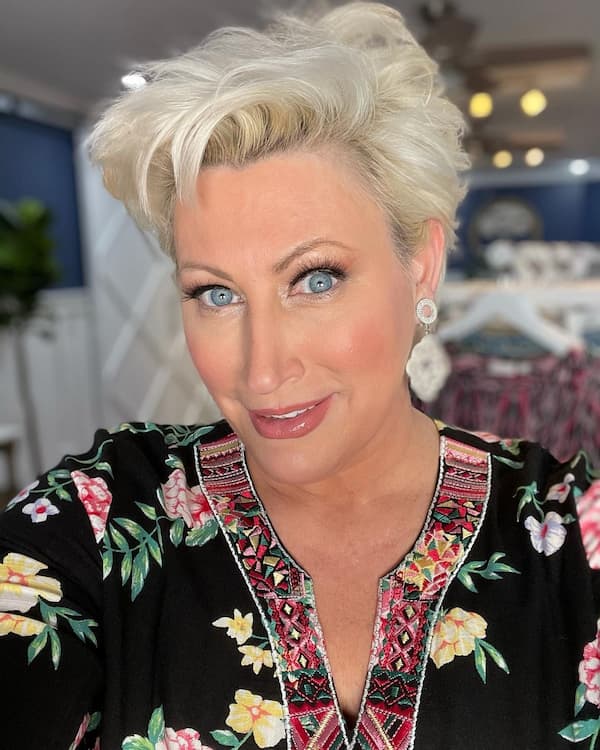 Kim Gravel (QVC) BioWiki, Age, Husband, Sister, Net worth, miss